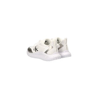 Image 4 : Paire de sneakers femme Calvin Klein Jeans blanc et argent posée sur fond blanc, vue d'ensemble mettant en valeur la silhouette chunky et le design bicolore — Delvale