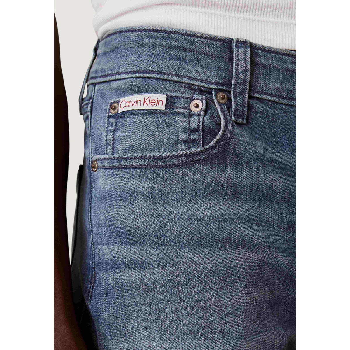Image 3 : Porté masculin jean slim Calvin Klein Jeans, denim stretch bleu, silhouette épurée et style urbain — Delvale