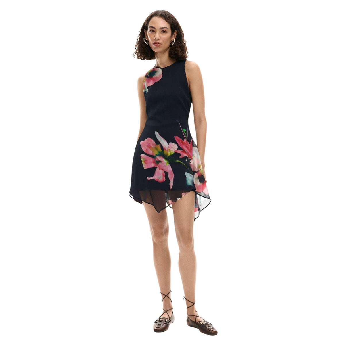 Image 2 : Détail robe Desigual noire imprimé floral, fermeture bouton, coupe sans manches — delvale