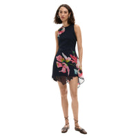 Image 2 : Détail robe Desigual noire imprimé floral, fermeture bouton, coupe sans manches — delvale