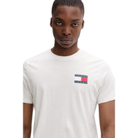 Image 4 : Vue trois quarts du t-shirt Tommy Hilfiger Jeans slim fit blanc porté par un modèle masculin — Delvale
