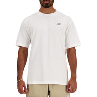 Image 5 : Vue rapprochée du tissu coton du t-shirt New Balance homme terracotta, texture et matière visibles — Delvale