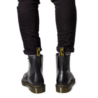 Dr. Martens 1460 noires vue arrière avec languettes jaunes signature
