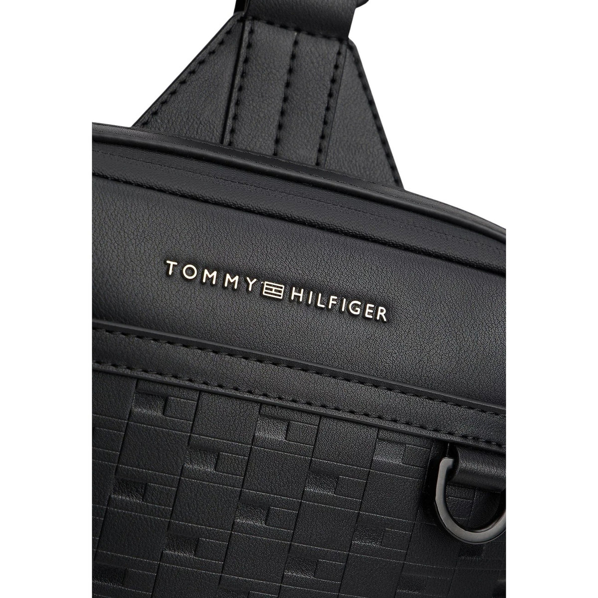 Image 3 : Sac porté épaule Tommy Hilfiger homme noir monogramme TH gaufré bande grainée inscription métal sombre sangle gros plan — Delvale