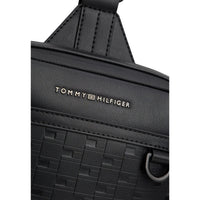 Image 3 : Sac porté épaule Tommy Hilfiger homme noir monogramme TH gaufré bande grainée inscription métal sombre sangle gros plan — Delvale