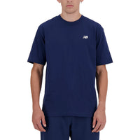 Image 6 : T-shirt New Balance homme terracotta, vue trois quarts mettant en avant la coupe et le style sportswear — Delvale