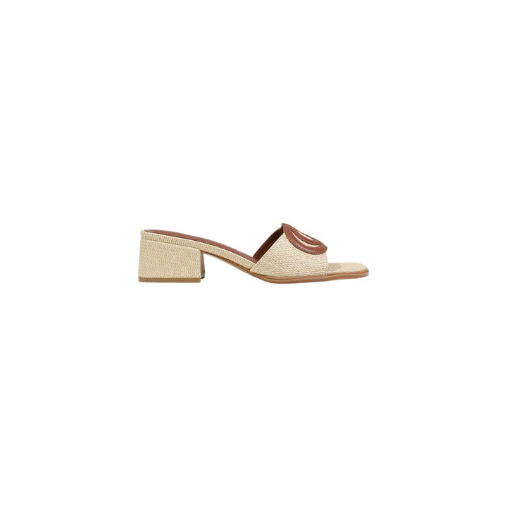 Image 1 : Mules Guess à talon bloc en raphia beige et cuir cognac, vue de profil gauche — Delvale