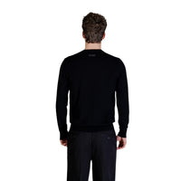 Image 3 : Pull Guess homme noir manches longues, vue trois quarts, associé à un pantalon noir — Delvale