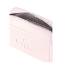 Image 3 : Mini sac bandoulière Calvin Klein rose poudré porté, vue d'ensemble — Delvale