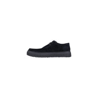 Image 3 : Modèle Clarks homme lacets suède noir, vue trois quarts avant mettant en valeur la semelle épaisse — Delvale