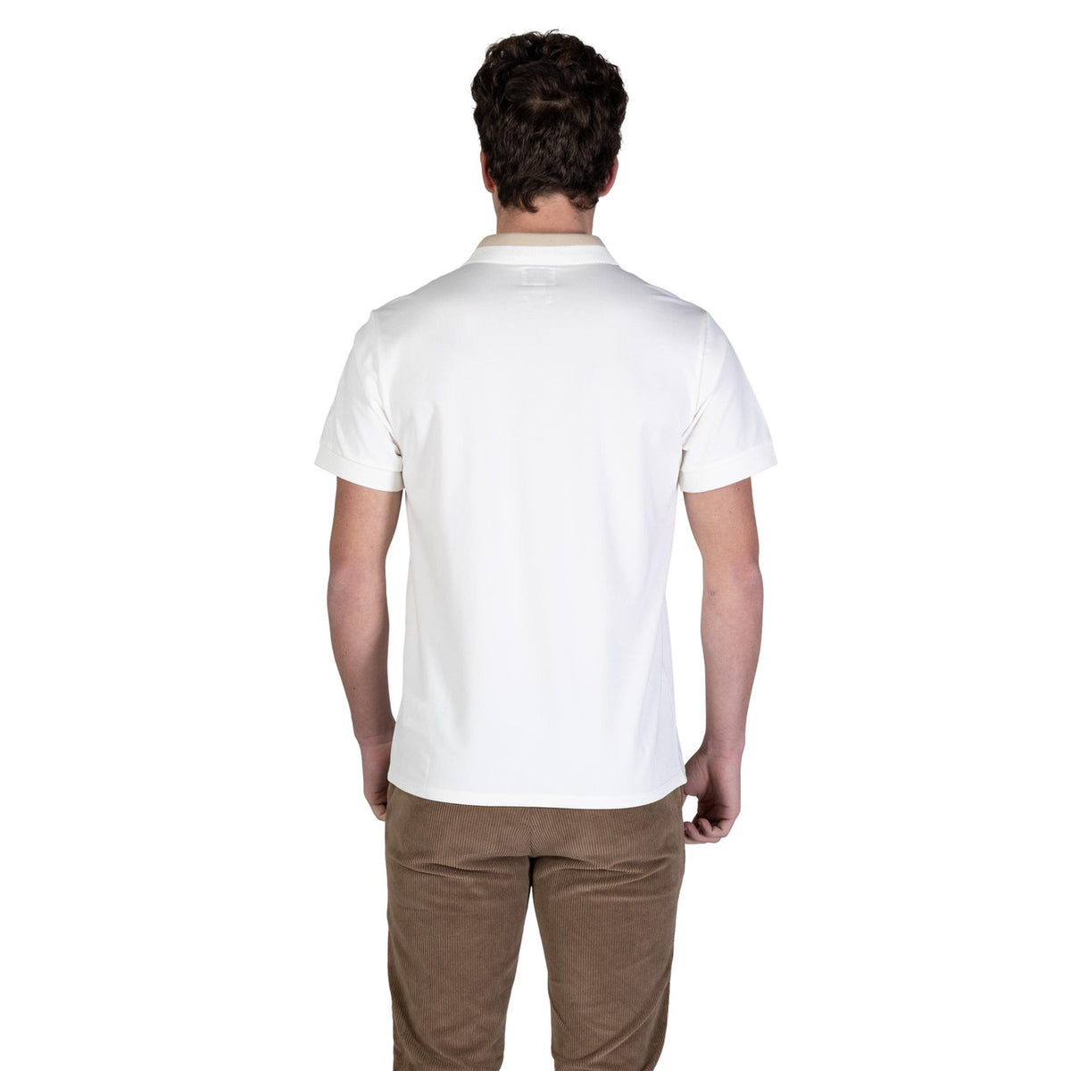 Image 4 : Polo Guess homme porté sur silhouette masculine, look smart-casual avec pantalon velours côtelé — Delvale