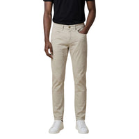 Image 8 : Pantalon chino Jeckerson homme beige sable, détail de la poche frontale et de la ceinture — Delvale