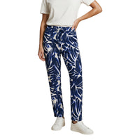 Image 6 : Look complet avec le pantalon Only léopard associé à un t-shirt blanc et des baskets blanches — Delvale