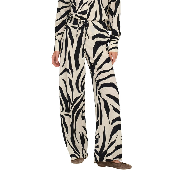 Image 1 : Pantalon large imprimé zébré noir et écru Only femme, coupe jambes larges avec lacets à la taille, porté avec ballerines — Delvale