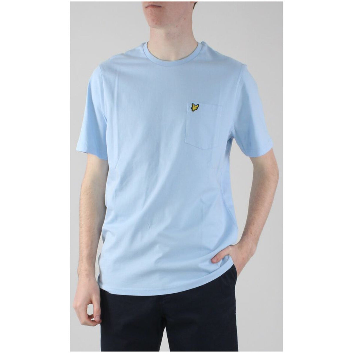 Image 4 : T-shirt Lyle & Scott homme vert porté, coupe moderne et décontractée — Delvale