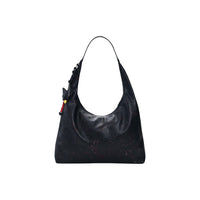 Image 3 : Vue d'ensemble du sac hobo Desigual noir constellation micro-perforé porté à plat, silhouette souple et volume généreux avec breloques zip colorées — Delvale