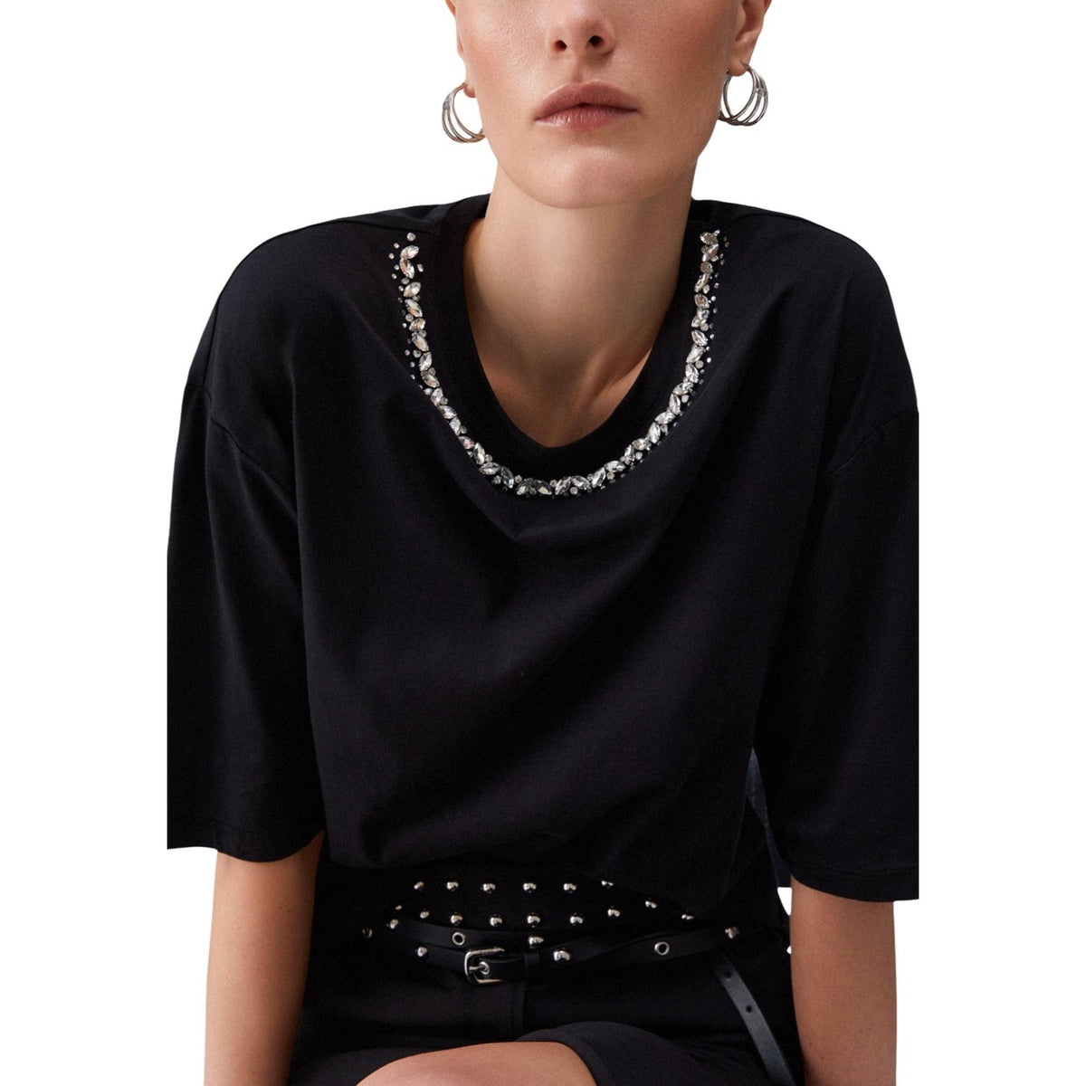 Image 3 : Détail de l'encolure du t-shirt Liu Jo noir avec rangée de cristaux et strass argentés scintillants — Delvale