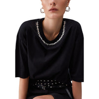 Image 3 : Détail de l'encolure du t-shirt Liu Jo noir avec rangée de cristaux et strass argentés scintillants — Delvale