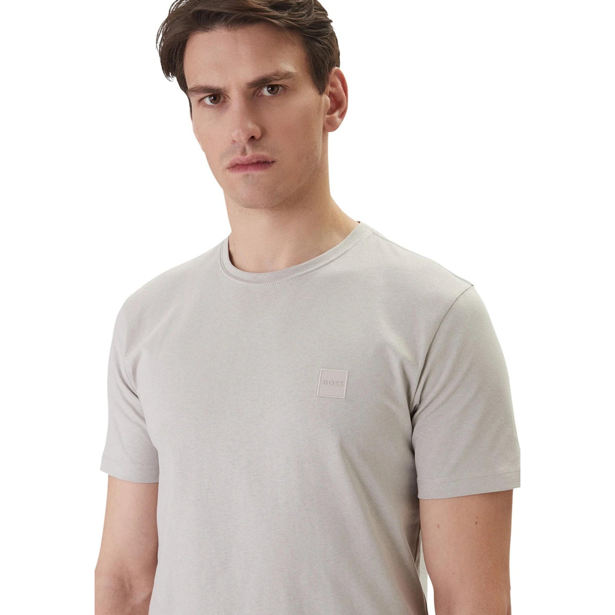 Image 4 : T-shirt Boss homme gris clair posé à plat, détail tissu coton doux et finitions soignées — Delvale