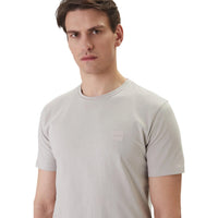 Image 4 : T-shirt Boss homme gris clair posé à plat, détail tissu coton doux et finitions soignées — Delvale