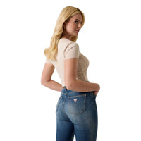 Image 4 : Vue de trois quarts du t-shirt Guess femme coupe slim manches courtes, porté avec un jean taille haute — Delvale