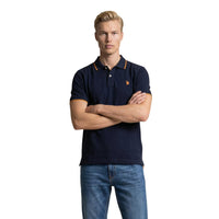 Image 4 : Vue de trois quarts du polo homme U.S. Polo Assn. blanc porté avec un jean bleu foncé, style casual chic — Delvale
