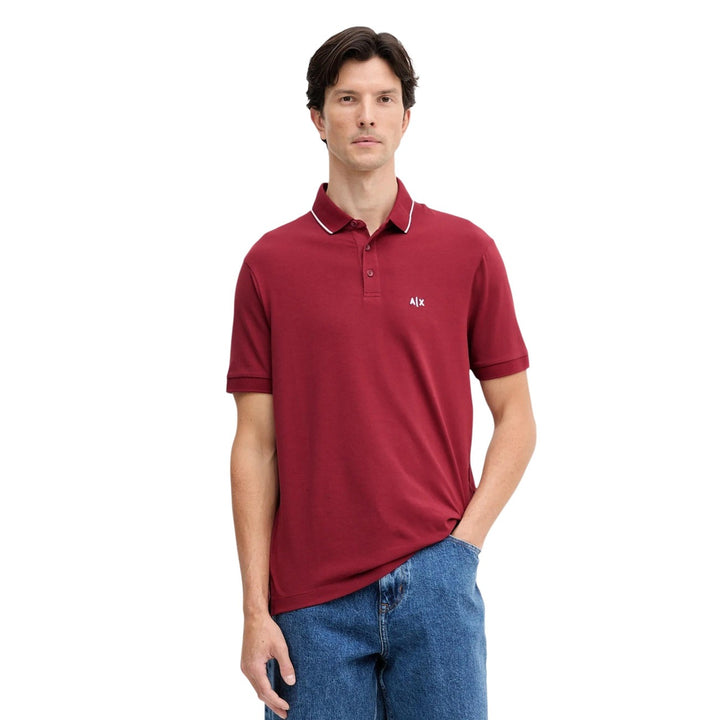 Polo Armani Exchange homme bordeaux piqué liseré blanc col polo logo AX brodé — vue de face portée fond gris — Delvale