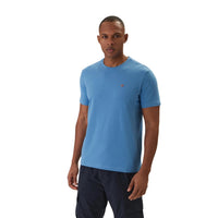 Image 4 : T-shirt Napapijri homme rouge porté avec un short beige, look casual et décontracté — Delvale