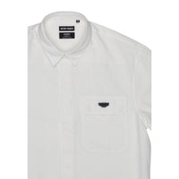 Image 3 : Détail de la poche poitrine avec plaquette métal logoté Antony Morato sur chemise blanche texturée — Delvale