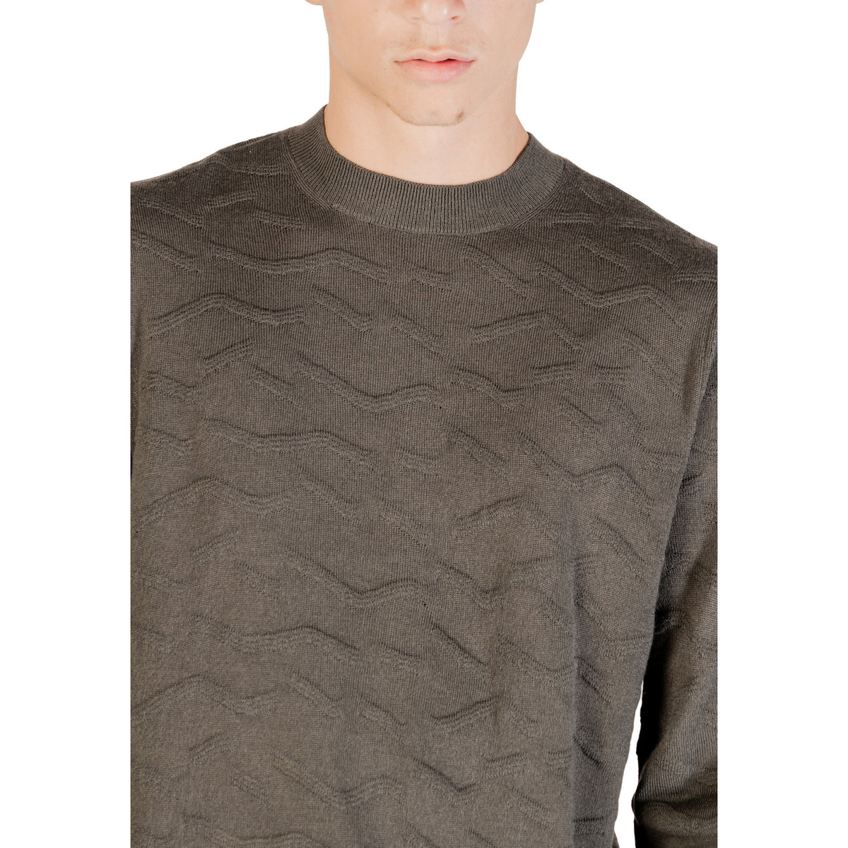 Image 5 : Pull Armani Exchange homme porté avec jean denim bleu, look casual premium — Delvale