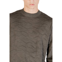 Image 5 : Pull Armani Exchange homme porté avec jean denim bleu, look casual premium — Delvale