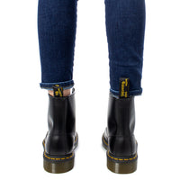 Image 3 : Vue latérale des bottes Dr. Martens 1460 Smooth noires femme avec semelle iconique — delvale