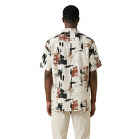 Image 3 : Détail du col bowling et du boutonnage de la chemise homme Antony Morato à imprimé abstrait terracotta et noir — Delvale