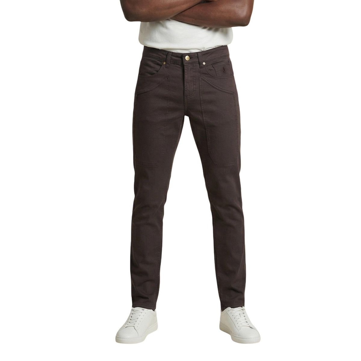 Image 1 : Pantalon slim Jeckerson homme 5 poches couleur marron porté avec baskets blanches, vue de face — Delvale