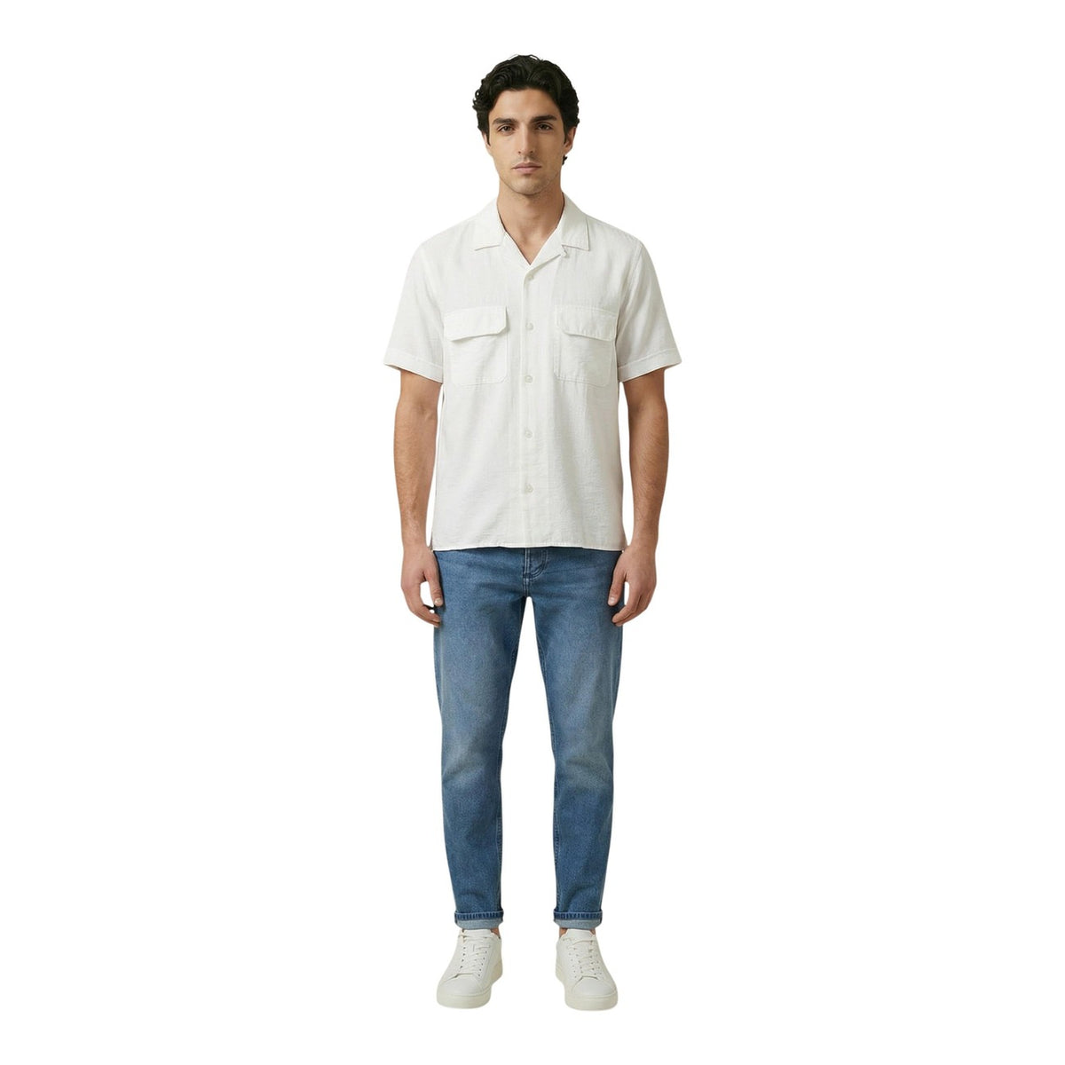 Image 3 : Vue trois quarts de la chemise Antony Morato col camp boutonnée sur jean bleu, style casual masculin — Delvale