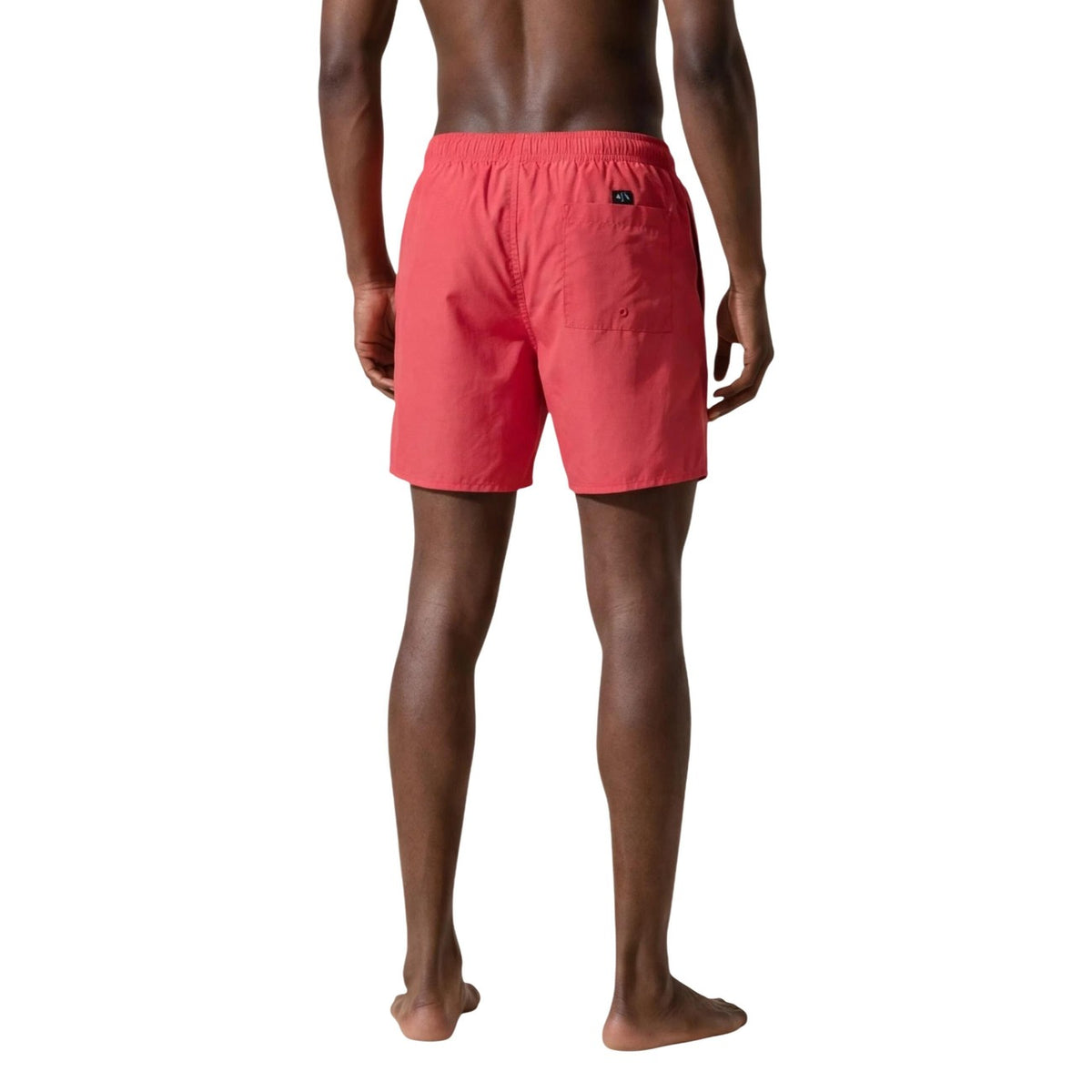 dos porté corail :
Maillot de bain Armani Exchange homme corail, dos, coupe mi-cuisse légèrement ample — Delvale