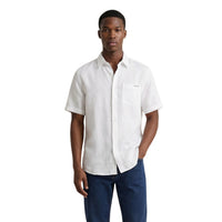 Image 1 : Chemise Calvin Klein Jeans homme blanche en lin manches courtes, vue de face portée avec un jean brut — Delvale