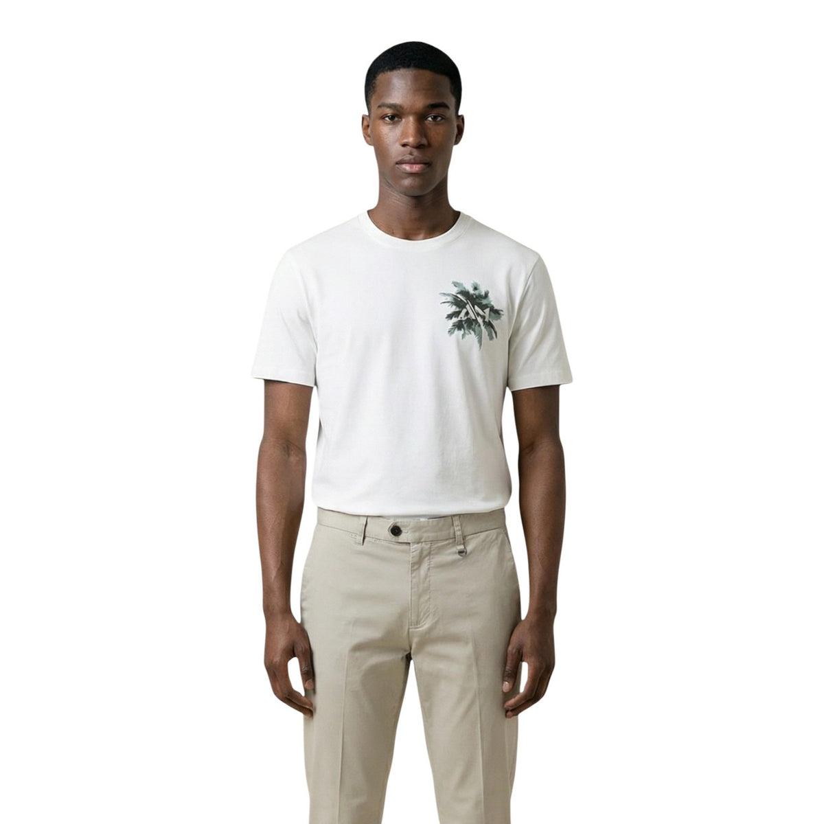 Image 1 : T-shirt homme Antony Morato blanc col rond avec motif palmiers vert sur la poitrine gauche, porté par un mannequin avec un chino beige — 9yvwh4-xt