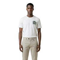 Image 1 : T-shirt homme Antony Morato blanc col rond avec motif palmiers vert sur la poitrine gauche, porté par un mannequin avec un chino beige — 9yvwh4-xt