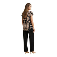 Image 4 : Blouse Only femme portée avec un pantalon noir, style féminin décontracté — Delvale