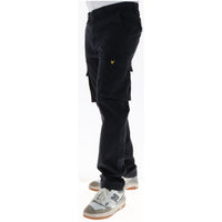 Image 3 : Vue de trois quarts du pantalon cargo Lyle & Scott homme, coupe droite moderne en coton bleu marine — Delvale