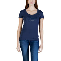 Image 4 : T-shirt Guess noir femme porté, mélange coton-élasthanne confortable — delvale
