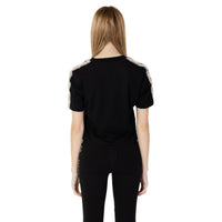 T-shirt crop Guess Active femme noir de dos, bandes monogramme Guess beige rosé visibles sur les épaules et descente des manches