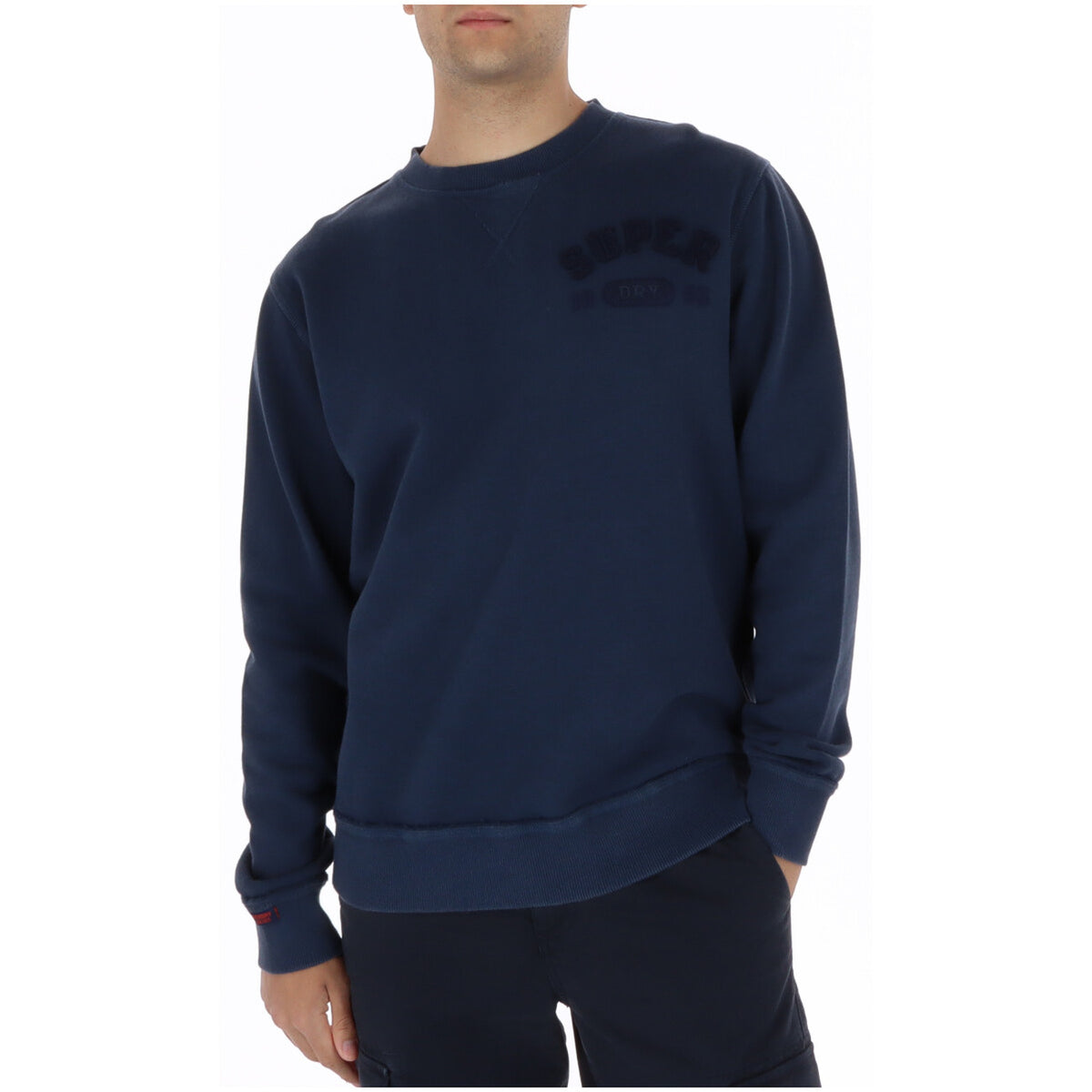 Image 1 : Sweatshirt col rond Superdry homme en coton bleu marine, logo tonal arqué sur la poitrine, vue de face portée — Delvale