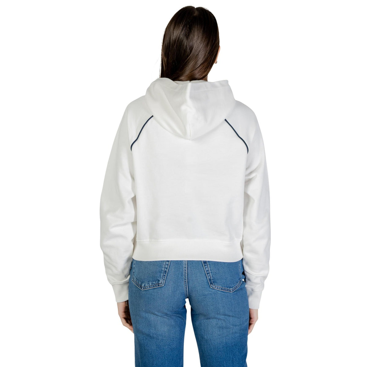 Image 2 : Détail du badge logo Tommy Jeans brodé sur le devant du sweat à capuche blanc — Delvale