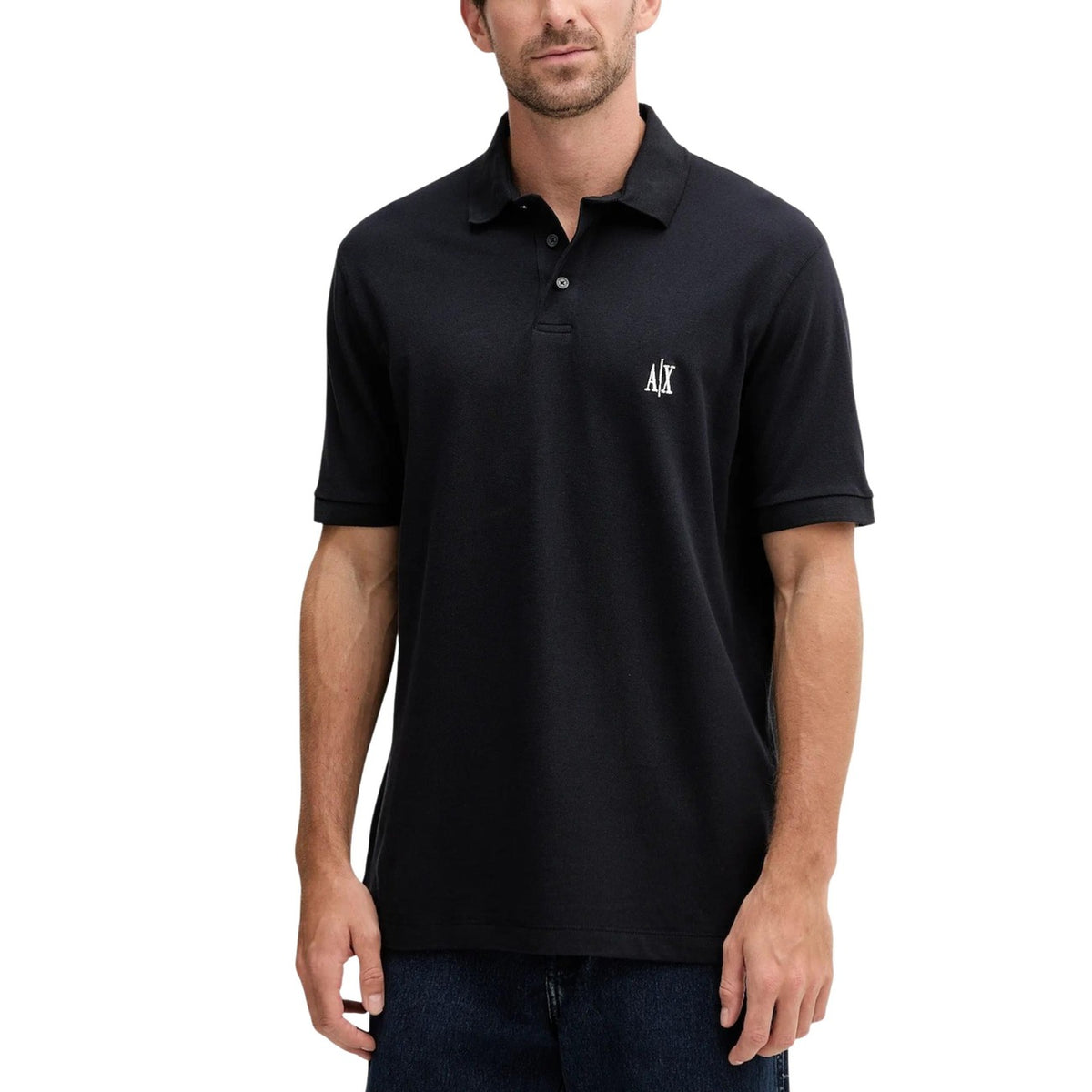 Polo Armani Exchange homme noir piqué logo AX brodé col deux boutons — vue de face portée — Delvale