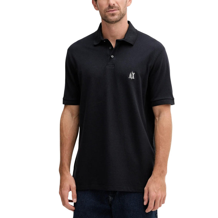 Polo Armani Exchange homme noir piqué logo AX brodé col deux boutons — vue de face portée — Delvale