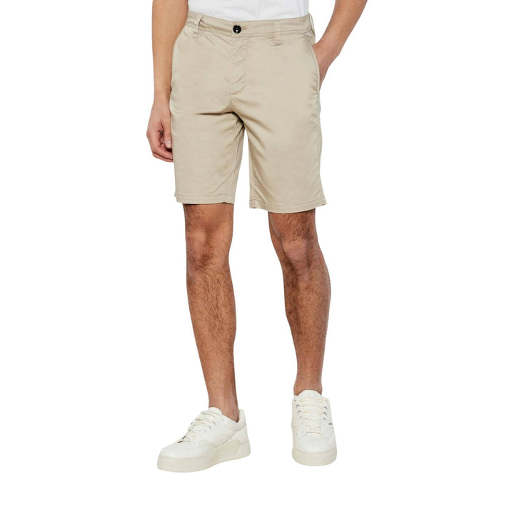 Image 1 : Bermuda chino cargo Armani Exchange homme coloris beige sable, coupe droite longueur genou, porté avec t-shirt blanc et baskets blanches — Delvale