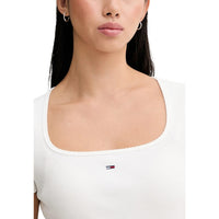 Image 2 : Vue de face du t-shirt femme Tommy Hilfiger Jeans blanc col carré, coupe ajustée sur mannequin — Delvale