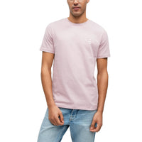 Image 3 : T-shirt Boss homme rose poudré patch carré discret ton sur ton, porté avec jean clair, vue trois quarts alternative — Delvale